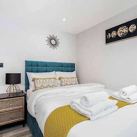 The Burton Penthouse By Fortuna Property Cheltenham Bagian luar foto