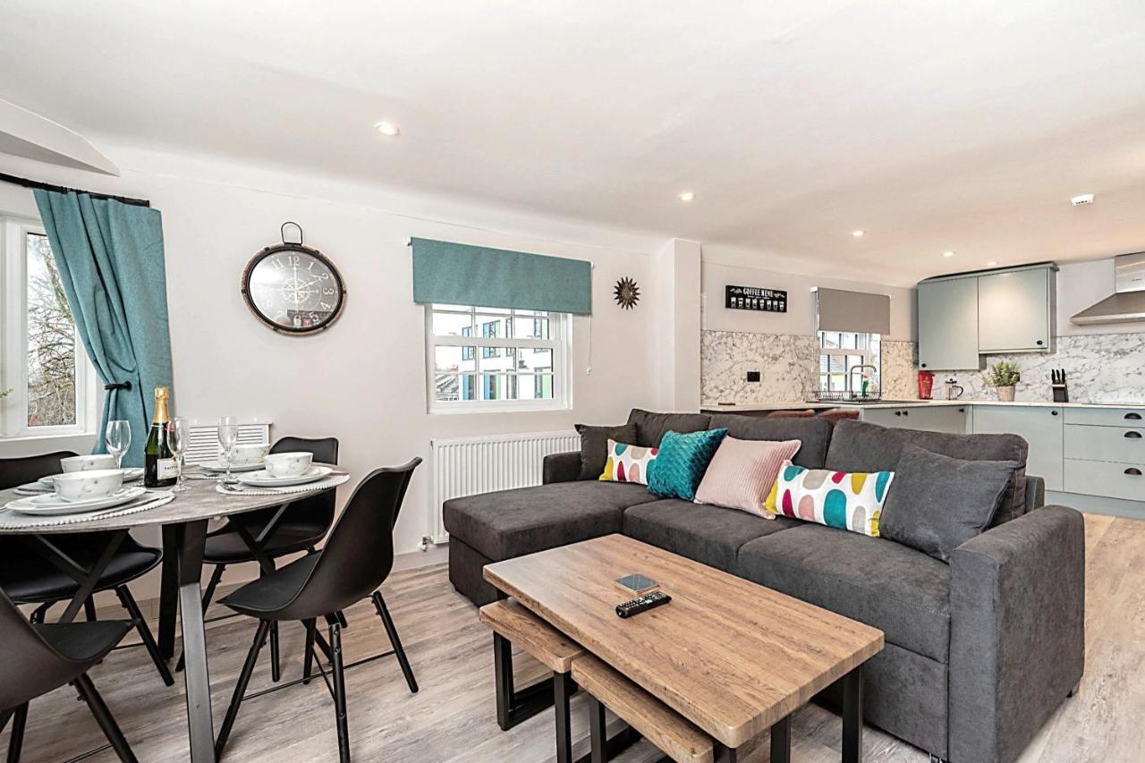 The Burton Penthouse By Fortuna Property Cheltenham Bagian luar foto
