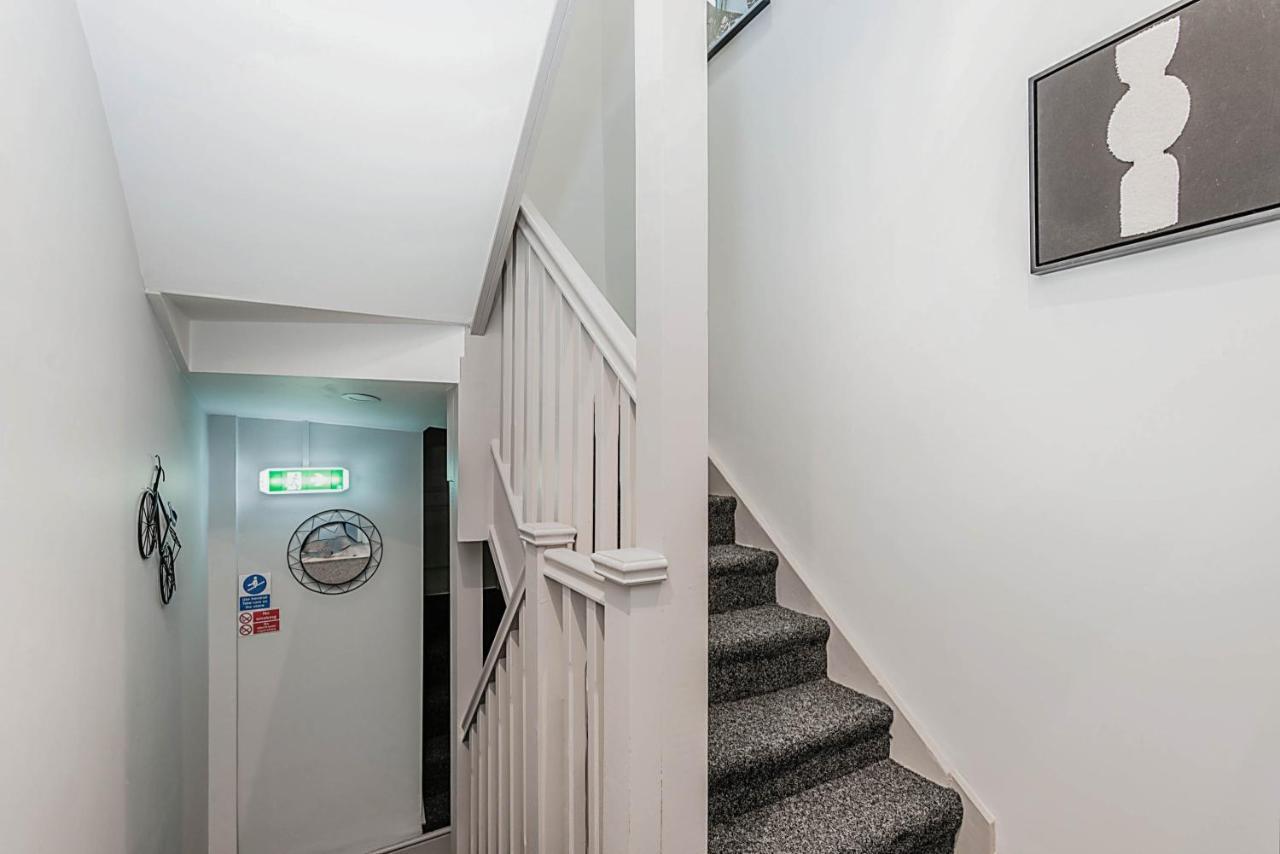 The Burton Penthouse By Fortuna Property Cheltenham Bagian luar foto